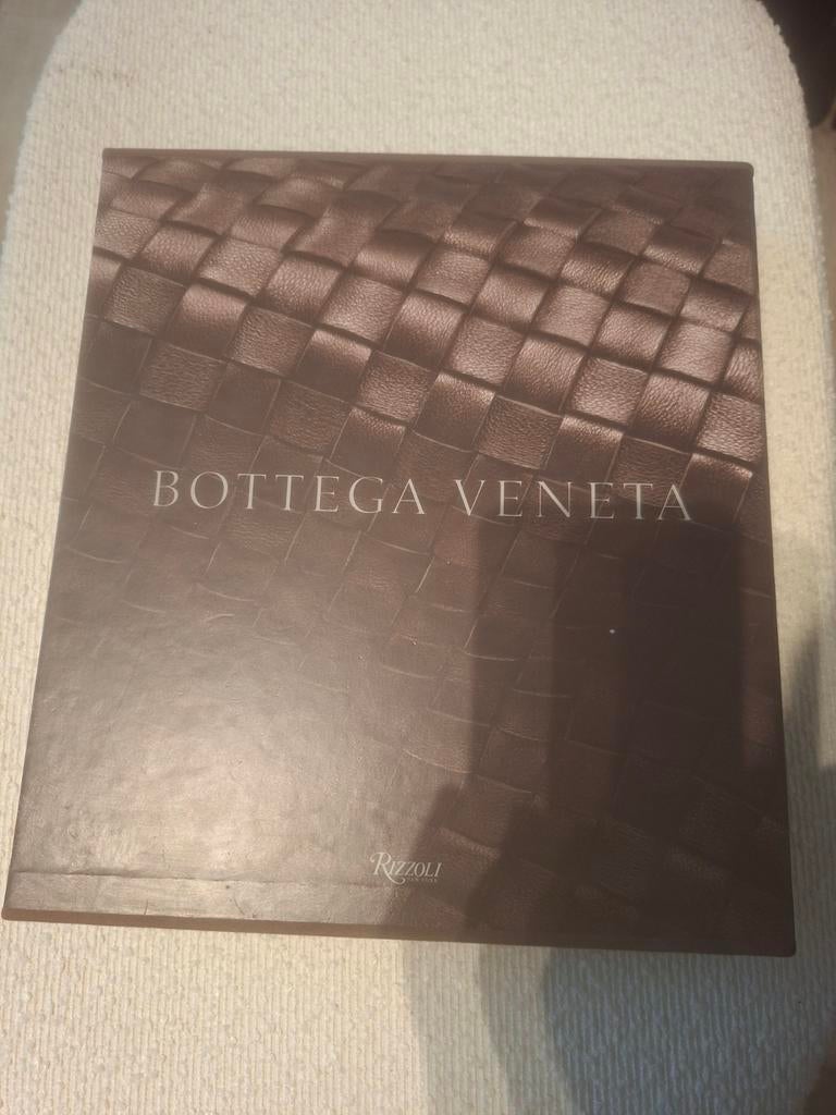 BOTTEGA VENETA, Ophalen