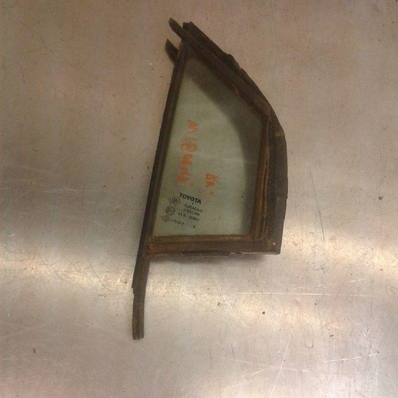 VITRE CUSTODE AVANT DROIT Toyota Yaris II (P9), Utilisé, Toyota