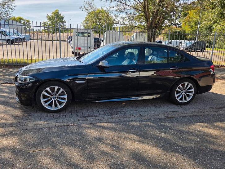 BMW F10 M550D EURO6B AUTOMAAT 381PK Gekeurd met carpass, Auto's, BMW, Bedrijf, 5 Reeks, 360° camera, Achteruitrijcamera, Adaptieve lichten