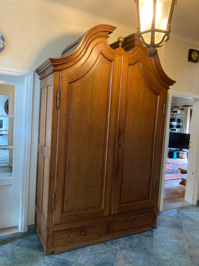 Majestueuse antieke kast, Ophalen