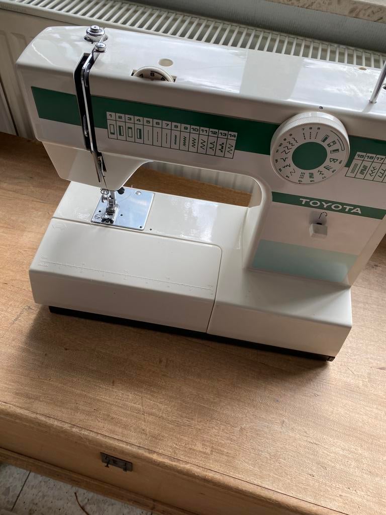Toyota naaimachine, Ophalen, Zo goed als nieuw, Naaimachine