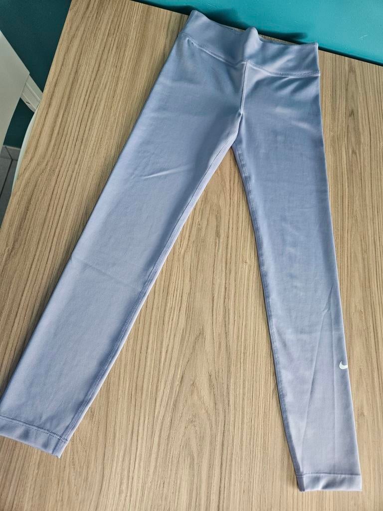 Legging Nike licht paars maat M 10-12 jaar, Kinderen en Baby's, Kinderkleding | Maat 146, Ophalen of Verzenden