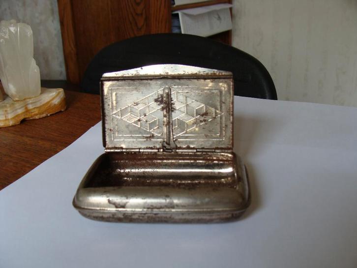 boite  en métal argenté avec pince pour papier cigarette, Collections, Articles de fumeurs, Briquets & Boîtes d'allumettes, Utilisé