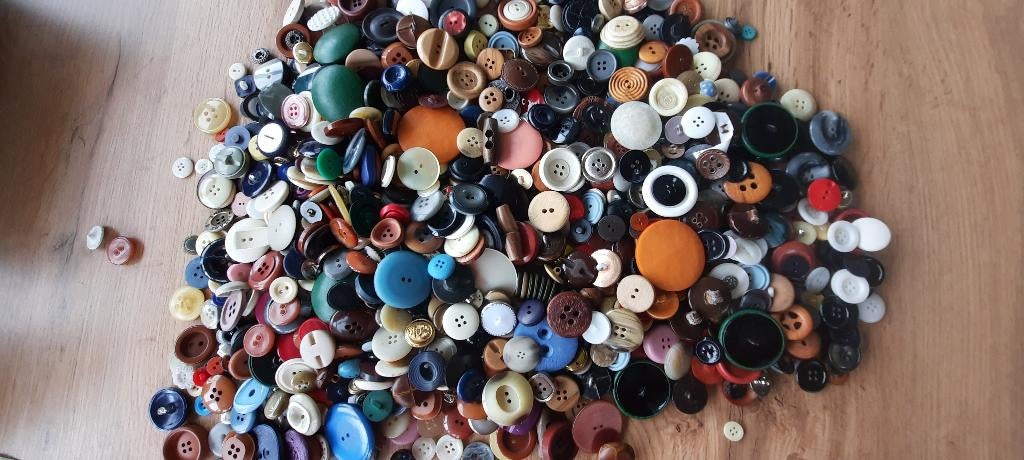 Grote hoeveelheid knopen,, Hobby en Vrije tijd, Naaien en Fournituren, Ophalen of Verzenden, Gebruikt, Knoop of Knopen