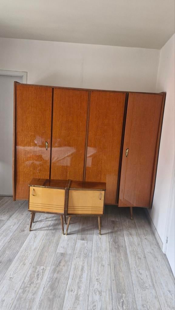 Mooie vintage kast met 2 nachtkastjes, Huis en Inrichting, Kasten | Kleerkasten, Ophalen