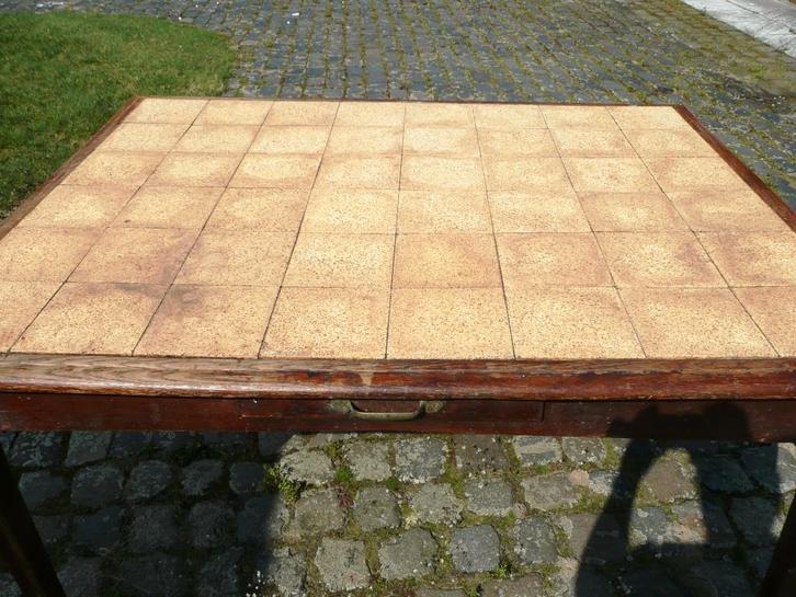 ZELDZAAM : tafel met tegels ingelegd/keukentafel/tuintafel, Antiek en Kunst, Antiek | Meubels | Tafels, Ophalen