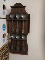 Houten lepelrek met tinnen lepels, Ophalen