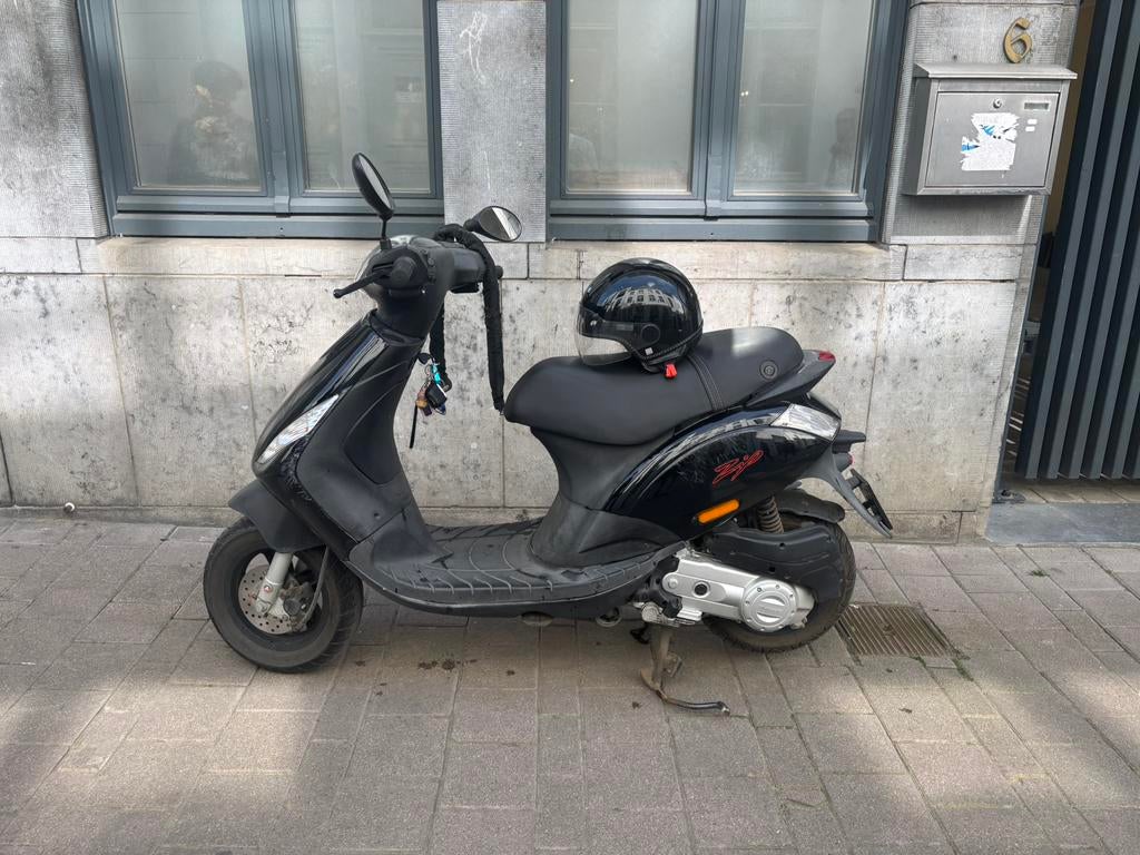 Piaggio zip + originele vespa helm, Enlèvement ou Envoi, Comme neuf