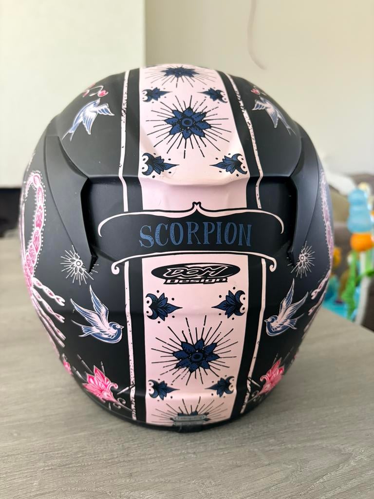 Scorpion motor helm vrouwen., Motoren, Ophalen, M, Shark, Nieuw zonder kaartje