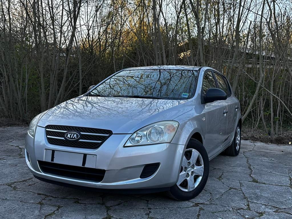 Kia Cee’d essence fiable –prête à rouler -136.000KM 2007, Auto's, Kia, Voorwielaandrijving, Testrit aan huis, Stof, Zwart