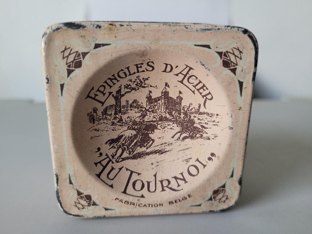 gelithografeerde ijzeren doos/pin "Au Tournoi"Brussel 1890, Verzamelen, Blikken, Gebruikt, Overige, Overige merken, Verzenden