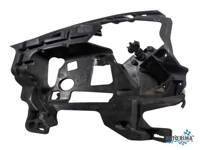 Bumpersteun links-voor van een Volvo V60, Gebruikt, -, -, Ophalen of Verzenden