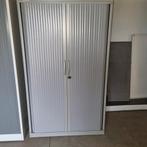 Armoire métallique en bon état avec 3 étagères et clé., Enlèvement