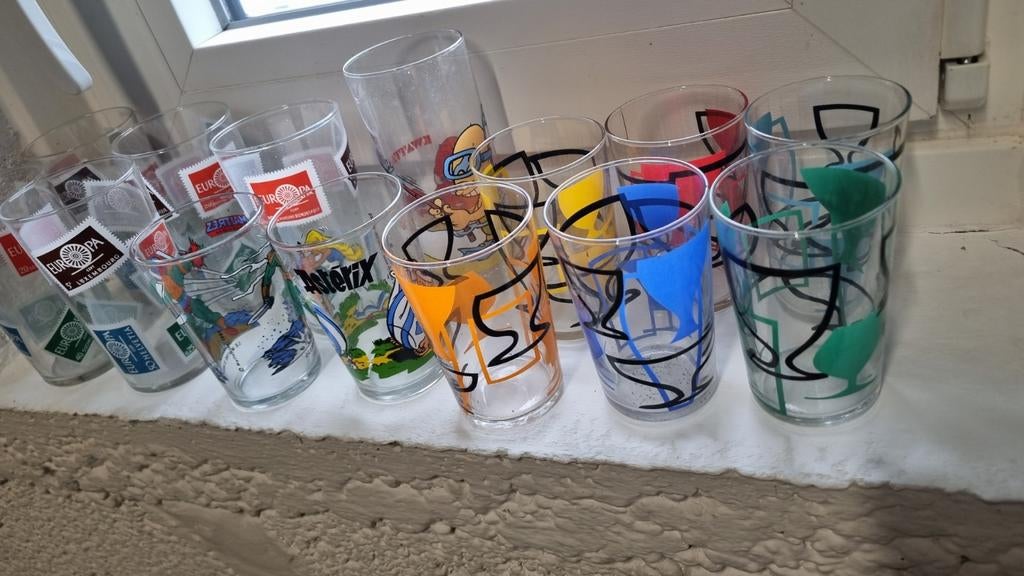 Série de 12 verres plus deux différents dont asterix, Collections, Enlèvement