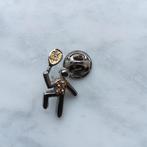 Pin. Tennisspeler.  Zilver- en goud kleurig, Ophalen of Verzenden, Zo goed als nieuw, Sport, Speldje of Pin