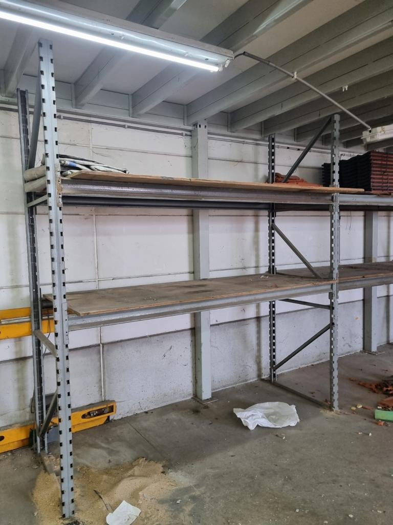 Rek voor magazijn. Opslag. Magazijninrichting, Ophalen