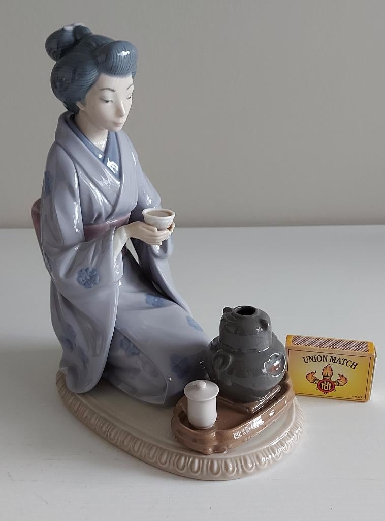 Lladro N 5122 Japanese girl serving tea, Antiek en Kunst, Antiek | Porselein, Ophalen of Verzenden