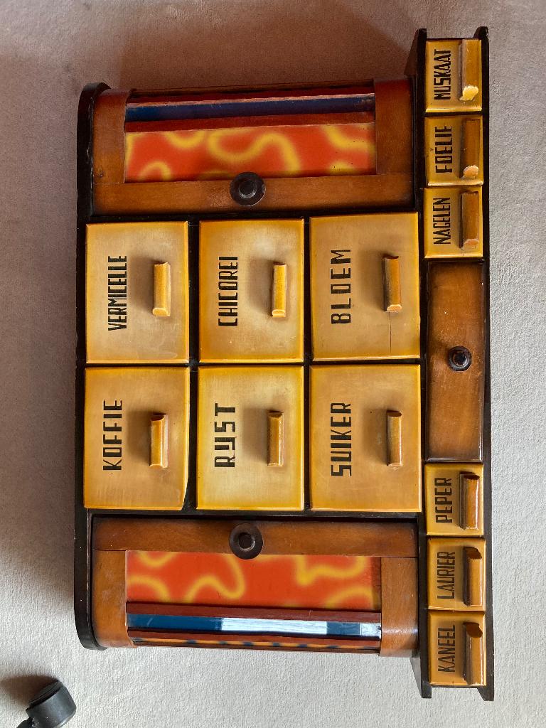 Retro kruidenkastje, Ophalen