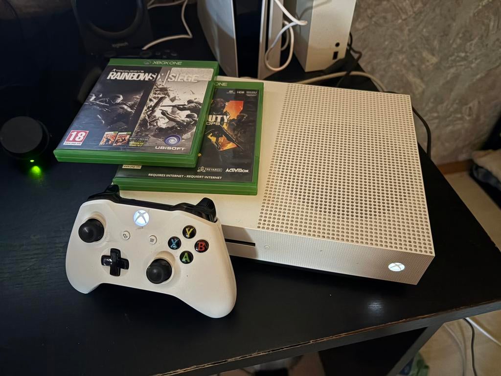 Xbox one s+ controller en 2 games, Consoles de jeu & Jeux vidéo, Consoles de jeu | Xbox | Accessoires, Enlèvement, Contrôleur