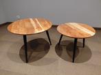 Twee salon- of bijzettafels van acaciahout en zwart metaal, Maison & Meubles, Tables | Tables de salon, Enlèvement, Comme neuf
