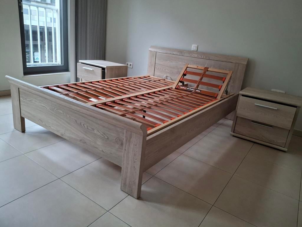 Tweepersoonsbed met nachtkastjes, Ophalen