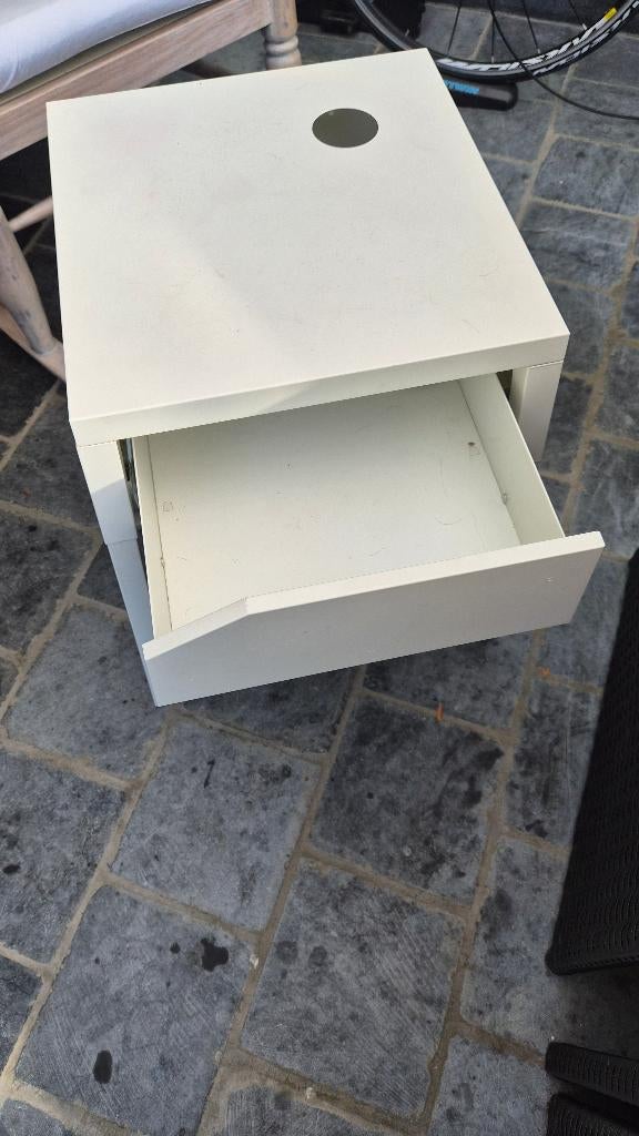 Nachtkast ikea, Huis en Inrichting, Ophalen, Minder dan 45 cm, Metaal of Aluminium, 55 tot 70 cm
