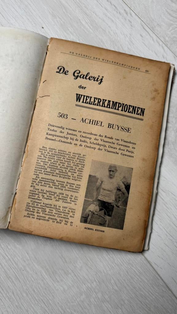 Wielerboek De Galerij der Wielerkampioenen 1860 - 1947, Boeken, Sportboeken, Ophalen of Verzenden