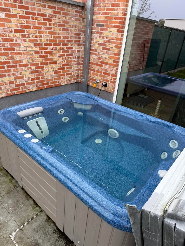 Jaccuzzi Jetsetter, Tuin en Terras, Bubbelbaden en Hottubs, Ophalen, Zo goed als nieuw, Pomp, Vast