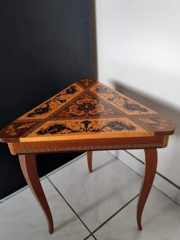 houten tafel beschikbaar voor biedingen