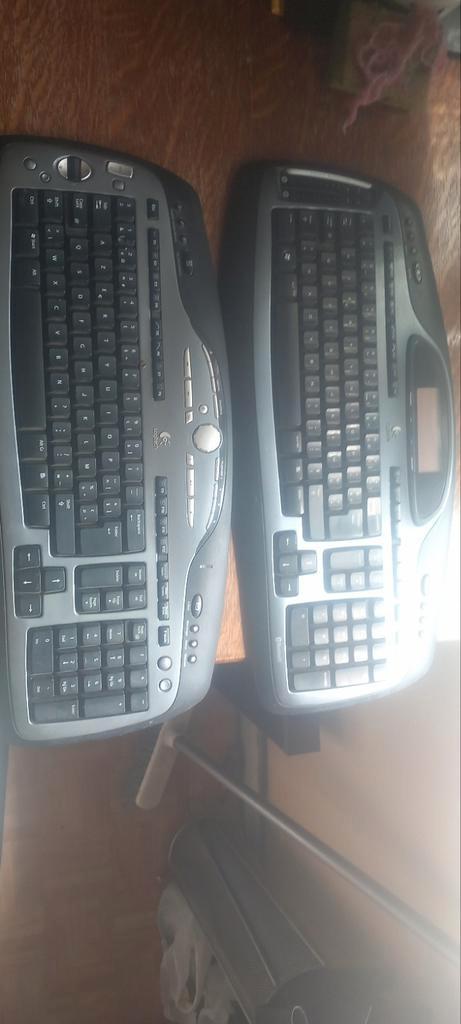 2 claviers Logitech Bluetooth., Computers en Software, Toetsenborden, Gebruikt, Numeriek, Draadloos, Ophalen