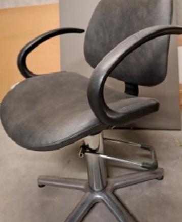 Kappersstoel beschikbaar voor biedingen