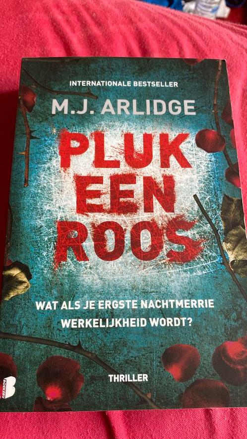 M.J. Arlidge - Choisissez une rose, Livres, Thrillers, Comme neuf, Enlèvement ou Envoi
