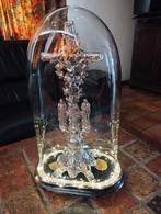 Kruisbeeld op voet onder glazen stolp (48 cm hoog), Antiek en Kunst, Ophalen