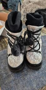 Warme en waterdichte sneeuwbotjes van het merk Guess, Ophalen, Zo goed als nieuw