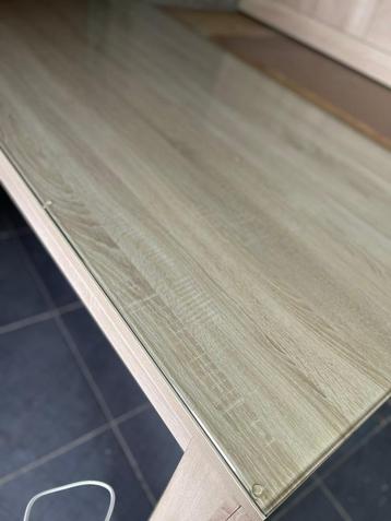 Mooi beige tafel beschikbaar voor biedingen