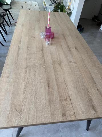 Houten Eettafel beschikbaar voor biedingen