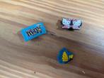 accessoires : 2 pins Crocs Hello Kitty et papillon et M&Ms, Kinderen en Baby's, Kindermode-accessoires, Ophalen, Gebruikt