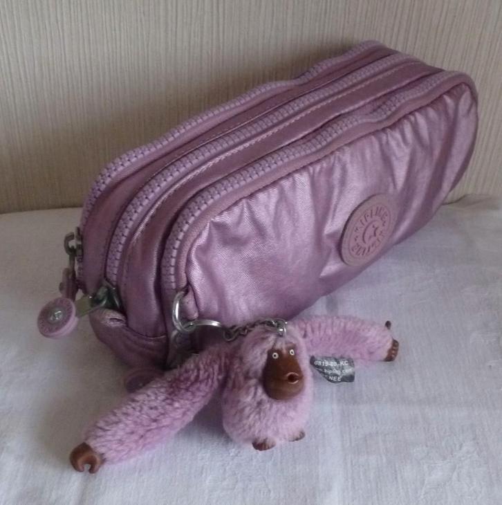 Kipling pennenetui met 3 vakken „gitroy” metaalroze + aap, Diversen, Schoolbenodigdheden, Gebruikt, Ophalen of Verzenden