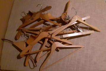 Oude degelijke houten kapstokken beschikbaar voor biedingen