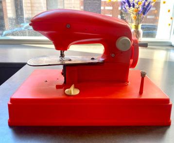 Vintage speelgoednaaimachine beschikbaar voor biedingen