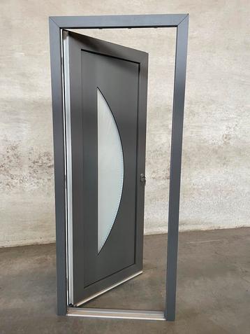 Pvc hoogrendementsdeur kwartsgrijs (ral 7039) - wit beschikbaar voor biedingen