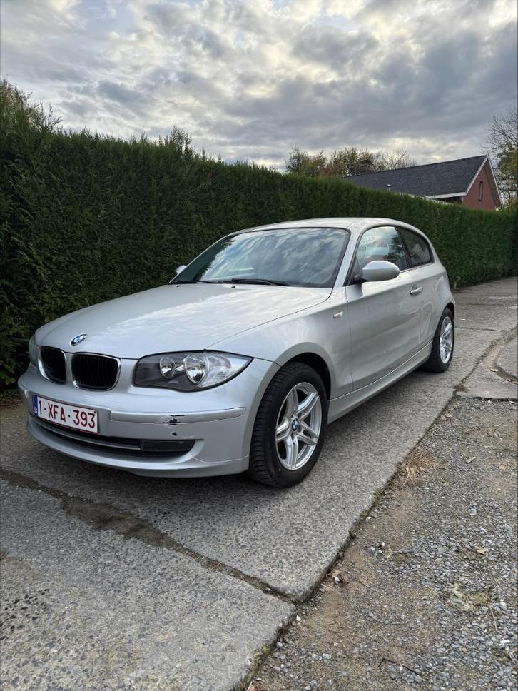 Bmw 116i automaat, Auto's, BMW, Particulier, 1 Reeks, Benzine, Euro 4, Stadsauto, 3 deurs, Automaat, Zilver of Grijs, Grijs, Stof