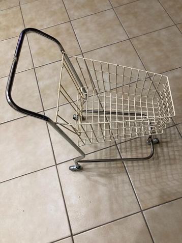 oud metalen winkelkarretje uit de jaren 70 beschikbaar voor biedingen