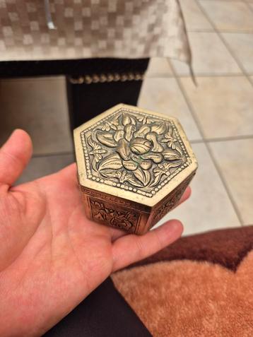 Antieke verzilverde juwelendoos met bloemen  beschikbaar voor biedingen