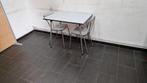 antieke vintage formica tafel in grijze kleur met twee stoel, Ophalen of Verzenden