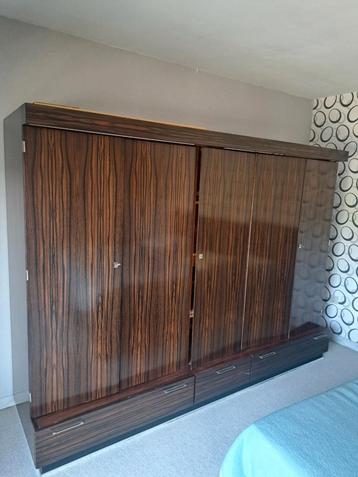 Houten glanzende 70's kleer kast 2 personen beschikbaar voor biedingen