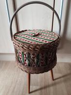 Vintage naaimandje op pootjes ! MOET WEG OPRUIMING, Hobby en Vrije tijd, Ophalen, Zo goed als nieuw