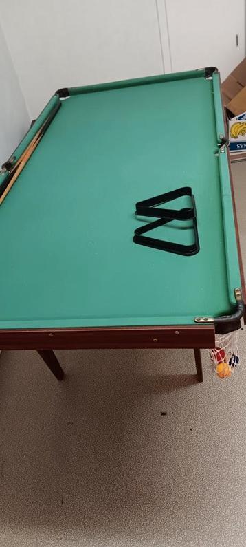 Snooker/pooltafel compacte grootte inclusief ballen en keu's beschikbaar voor biedingen