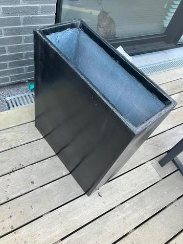 Zwarte hoge plantenbak beschikbaar voor biedingen