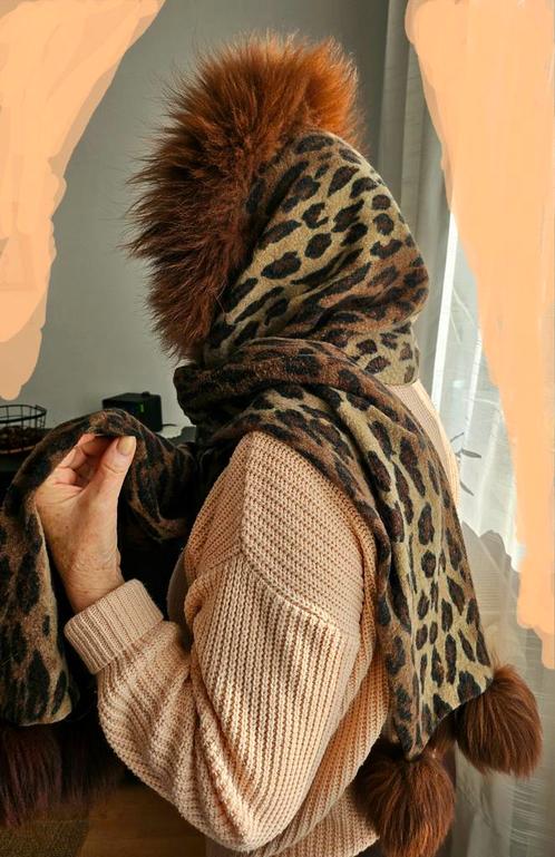 Te koop een sjaal-muts met echte vos voor dames, Kleding | Dames, Hoeden en Petten, Gedragen, Hoed, 58 cm (L, 7¼ inch) of meer